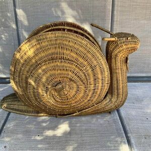 Wicker Snail Magazine Holder